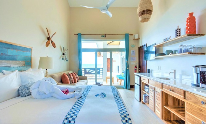 Placencia Resort | Beachfront Studio with Swim-Up Pool Bar – Guest Rated 10/10