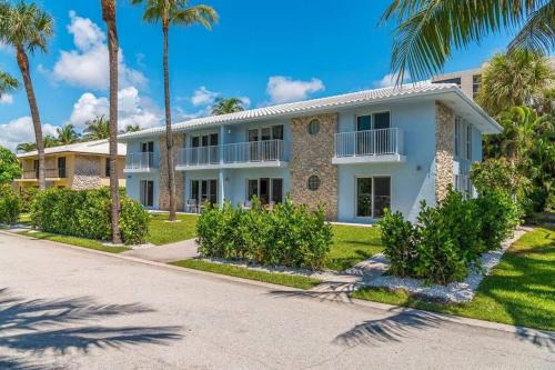 Juno Beach Apartment | Seaside Haven: 4-Star Condo with Ocean View & Beach Access