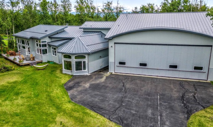 Wasilla House | Guest Rated 10/10: Wolf Lake Airport Home with Billiard Bar