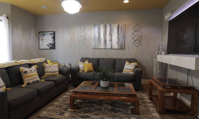 DeKalb Apartment | Elegant 1-Bedroom Condo in the Heart of Downtown