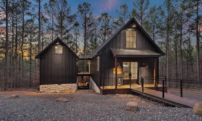 Broken Bow Cottage | Relaxing Broken Bow Cabin with Hot Tub on 3 Acres