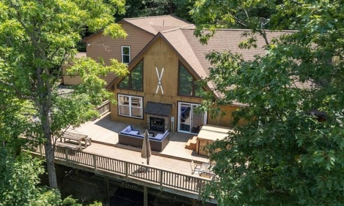 Mount Jackson Cabin | Inviting Bryce Cabin: Hot Tub, Mountain Views & Theater