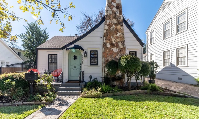 Bryker Woods House | Luxury Bungalow Bryker Woods, Near Campus