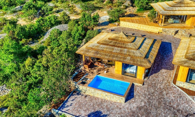 Susica House | Gorgeous Bungalow New Horizons III - Ocean View & Pool Access