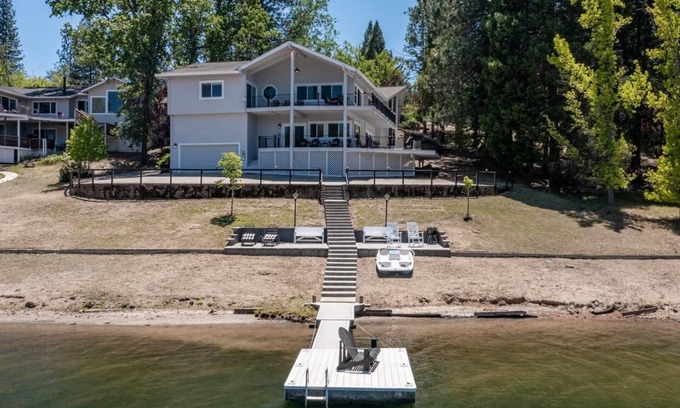 Groveland House | Tranquil Retreat by the Lake, Minutes from Yosemite