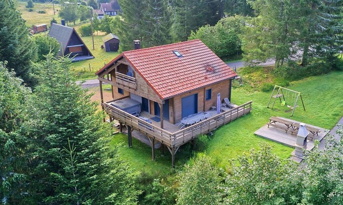 Le Grand Valtin Cottage | Inviting Gite Ban-sur-Meurthe-Clefcy with Spa & Hot Tub