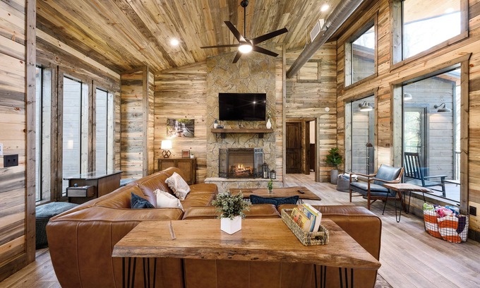 Broken Bow Cabin | Pet-Friendly Retreat with Spa and Lake Views - 10/10 Rated