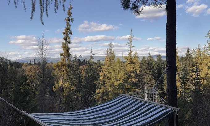 Cle Elum Cabin | Inviting Cabin with Private Hot Tub & Scenic Valley Views