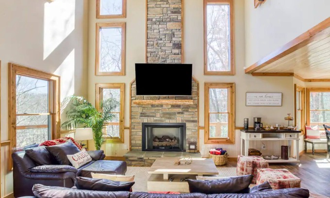 Mineral Bluff Cabin | Enchanting Blue Ridge Mountain Cabin with Ocean View & Spa