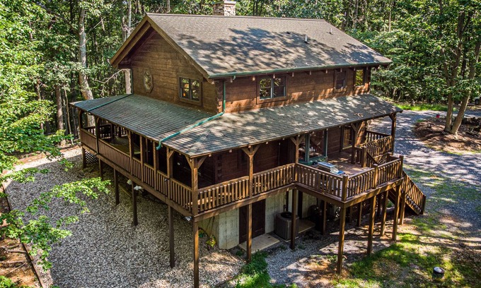 Fairfield Cabin | Idyllic Cabin Retreat with Spa and Hot Tub Amenities