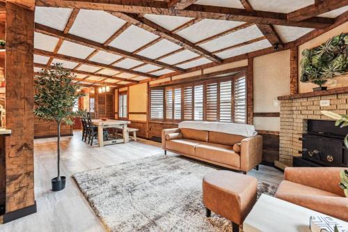 Aquashicola House | Inviting Cabin with Mountain View, Game Room & Gym Access