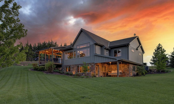 Elkhorn Cabin | Elegant Cabin with Pool and Lake View at Wanahoo