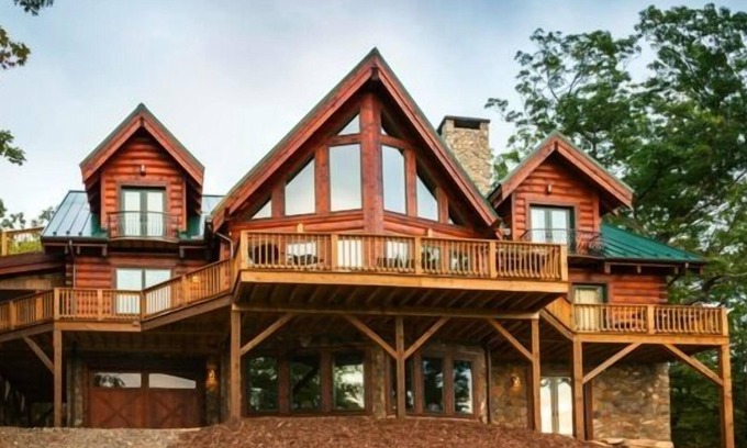 Ferguson Cabin | Inviting Cabin with Pool Table and Scenic Views Await