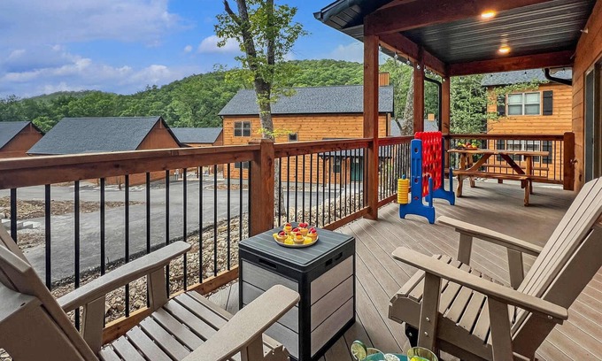 Hollister House | Luxury Cabin | Secluded Resort, 2 Pools & 2 Lakes