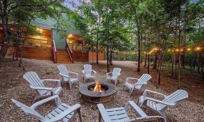 Broken Bow Cabin | Rustic Cabin Retreat with Spa & Lake View in Broken Bow