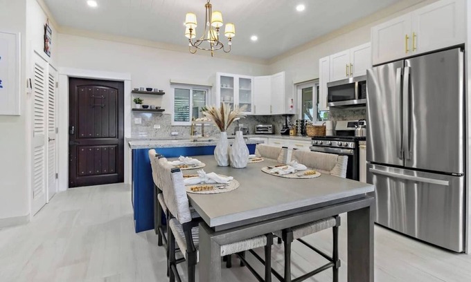 Nassau Cottage | "Luxury Canal-Front Retreat in the Bahamas: Your Dream Getaway Awaits!"