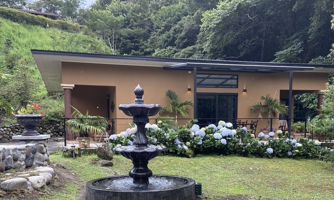 Jaramillo House | Pet-Friendly Ocean View Casita Caramelo with Spa & Breakfast