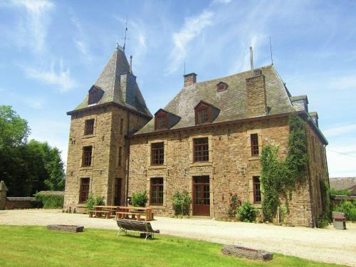 Basse-Bodeux House | Elegant Castle Retreat with Private Pool and Sauna