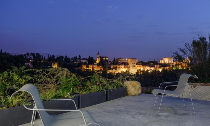 Sacromonte House | Elegant Cave Retreat with Alhambra Views and Free WiFi