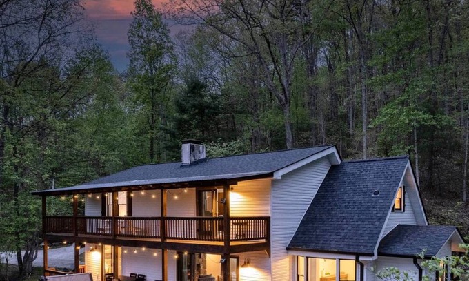 Mineral Bluff Ski Chalet | Scenic Chalet Retreat with Hot Tub & Game Room Access