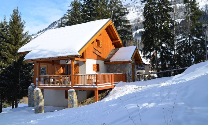 Oz Ski Chalet | Cozy Ski-In/Ski-Out Chalet with Free WiFi & Spa Access
