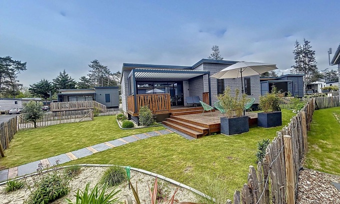 Jullouville Ski Chalet | Inviting Chalet Jullouville: Oceanfront Escape for 7