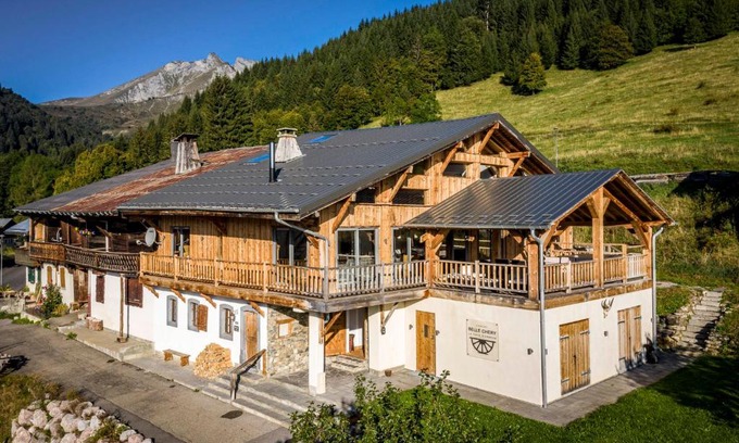 La Cote-d'Arbroz Ski Chalet | Scenic Chalet with Hot Tub & Sauna - 4-Star Retreat