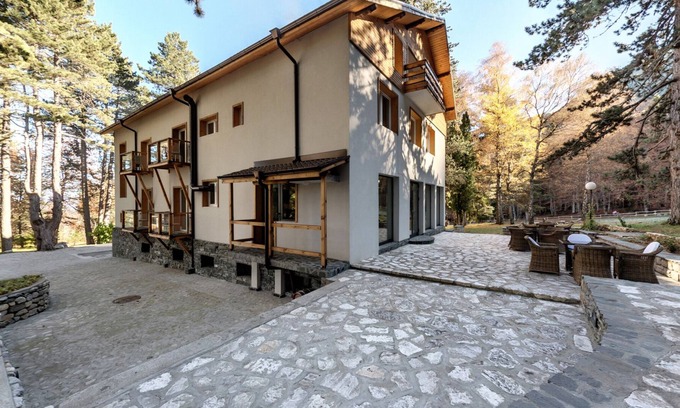 Razlog Ski Chalet | Elegant Chalet in Private Pine Park at Pirin Mountain