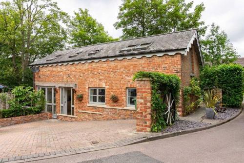 Charlton Kings House | Family-Friendly Retreat at The Coach House, 4-Star Comfort