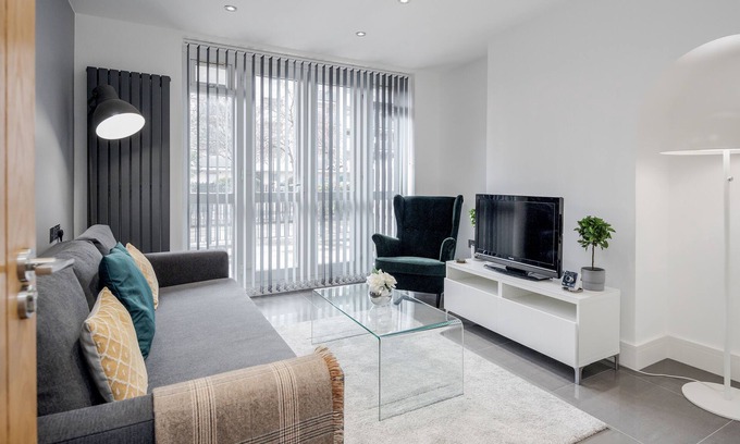 Bromley South Apartment | Stylish Apartment near Canary Wharf with Breakfast & Kitchen