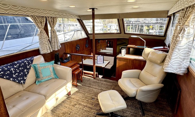 Sanford Boat Rental | Elegant Chris Craft Yacht by Scenic St. John's River