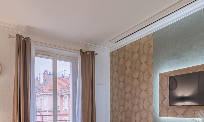 Quartier Chorier-Berriat Apartment | Ultimate Cinephile Retreat with Balconies and Mini Bar