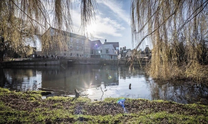 Cambridge City Centre Apartment | Elegant City Centre Apartment with Parking and Lake Views