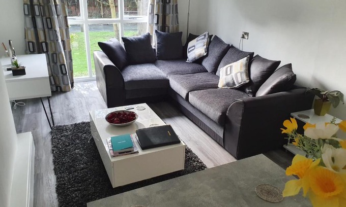 Norwich Apartment | Stylish City Centre Flat with Secure Parking for Families