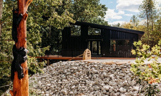 Wellington Cabin | Elegant Cliffside Retreat with Pool and Spa Amenities