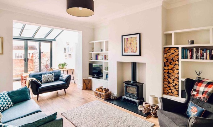 Whitley Bay House | Oceanfront Retreat in Whitley Bay - Sleeps 9, Rated 9.4