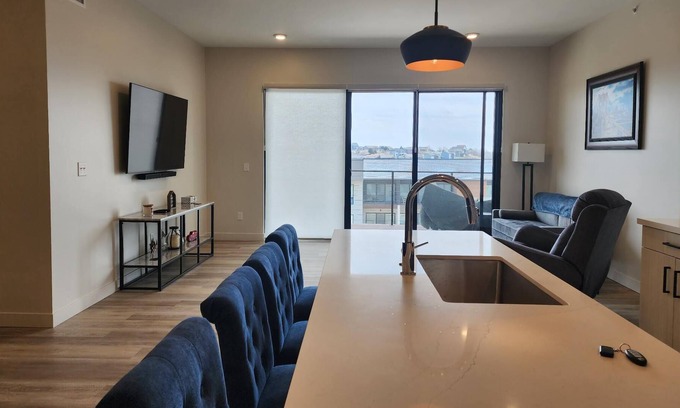 Manhattan Condo | Elegant Colbert Hills Condo with Private Pool & Kitchen