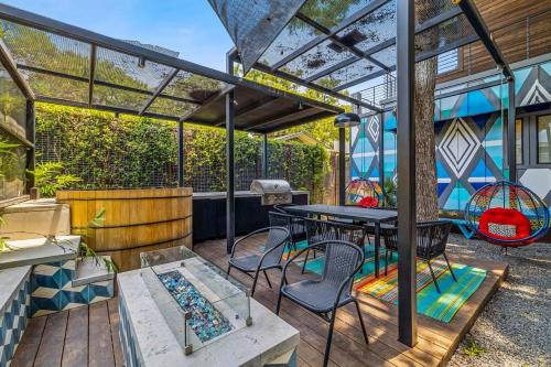 South Lamar House | Elegant Retreat in South Lamar - Pet and Child Friendly