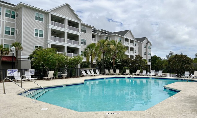 Charleston Condo | Inviting Condo Just 2 Miles to the Beach with Ocean View!