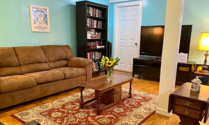East Norwich House | Chic Condo Apt. for 4 with Private Entrance & Kitchen