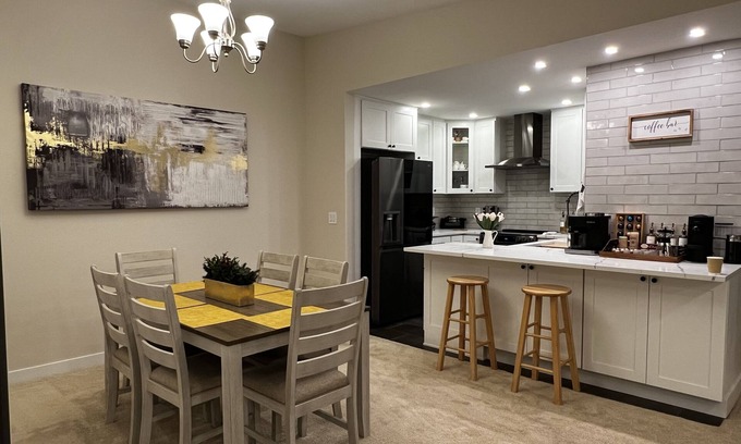 Northwest Bellevue Condo | Premium Condo Retreat in Downtown Bellevue with Pool Access