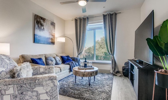 Downtown San Antonio Apartment | Stylish Condo on the RiverWalk with Pool & Pet-Friendly Amenities