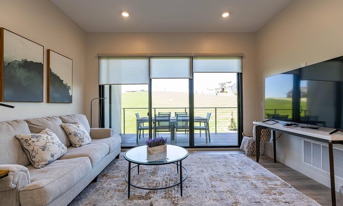 Manhattan Condo | Elegant Condo Near Colbert Hills Golf Course with Pool Access