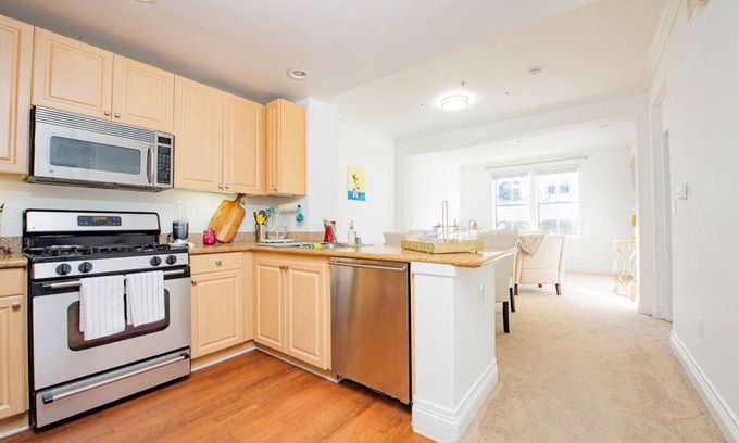 Airport Area Condo | Modern Condo Near Irvine Business & UCI Hospital with Pool