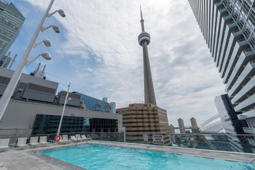 Toronto Entertainment District Apartment | Discover Yalda Bajelan: Family-Friendly Stay with Hot Tub
