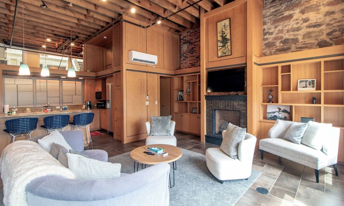 Canal Park Condo | Exceptional Paddle North Retreat Condo in Downtown Duluth