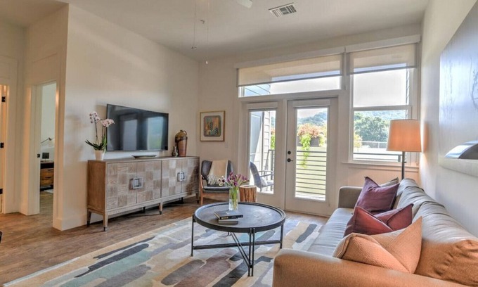 Kenilworth Condo | Elegant Condo Unit #207: 9.4/10 Rated with Key Amenities