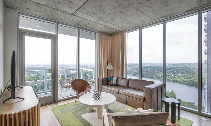 Downtown Austin Condo | Upscale Condo with Lake View & Pool - Walk to Rainey