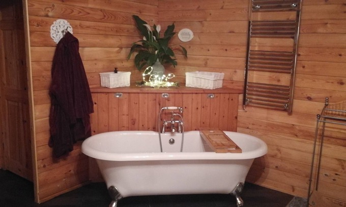 Alderholt Cabin | Cozy Cabin Retreat in New Forest - Guest Rated 9.8/10