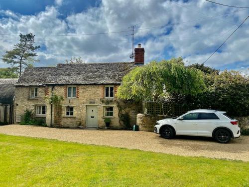 Kempsford House | Pet-Friendly Cottage with Hot Tub for a Relaxing Getaway